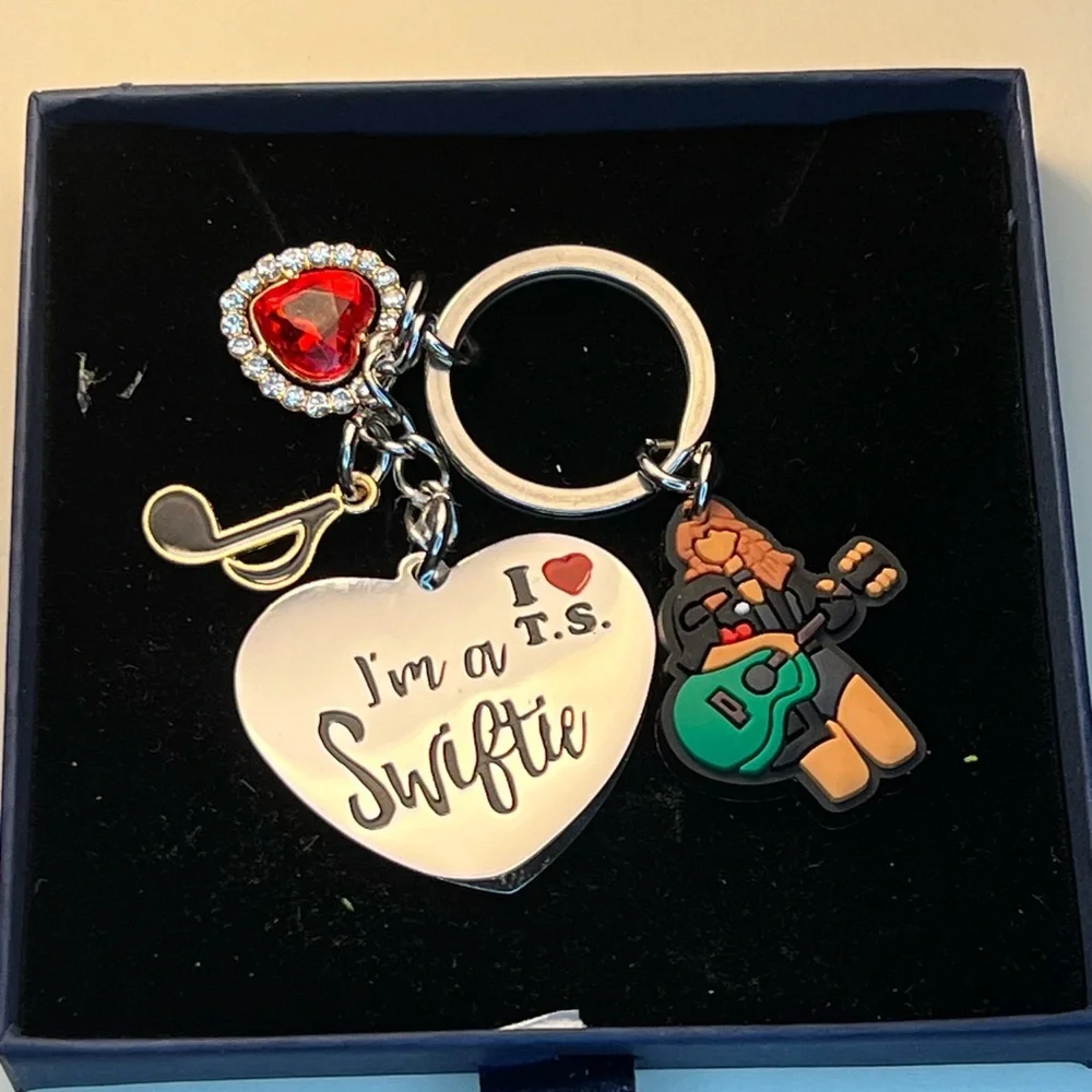 Taylor swift "I'm a Swiftie key chain" tswift Swiftie - Picture 1 of 5